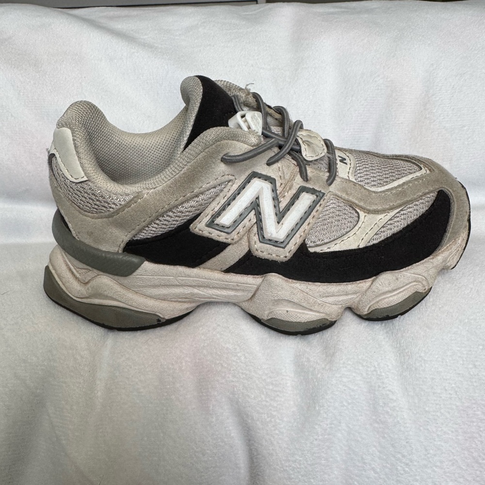 New Balance Kids' Black and Gray 9060